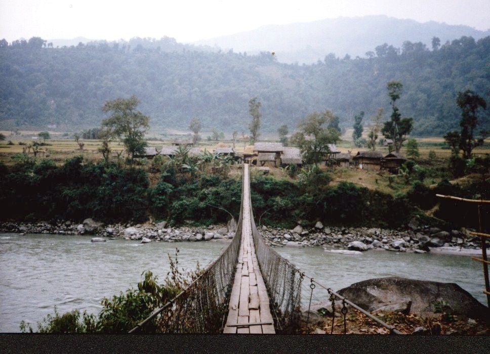 An account and photographs of the trek from Lukla to Hille in the Arun Valley in the East of Nepal