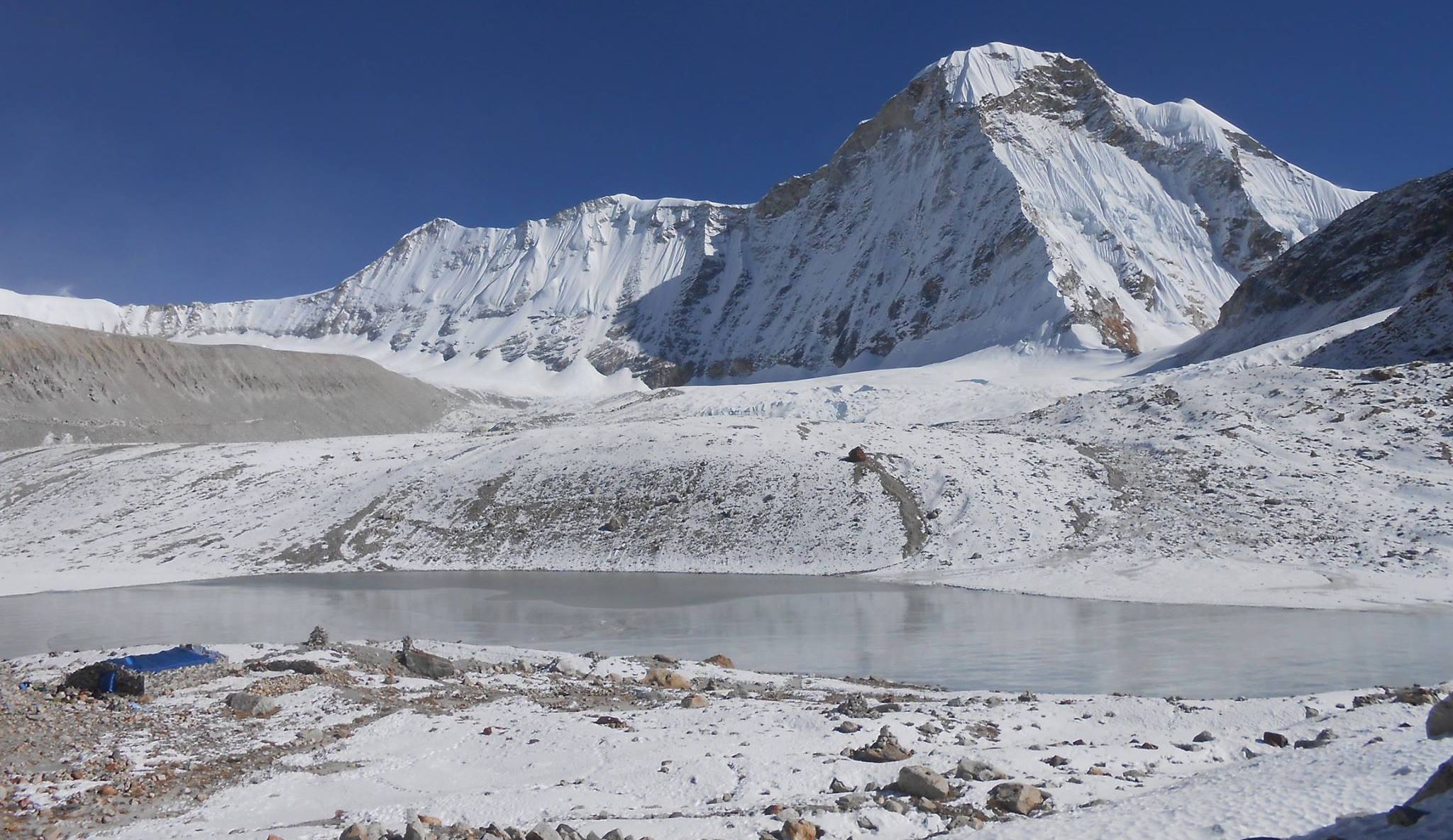 Chonku Chuli ( Pyramid Peak ) above Hongu Valley