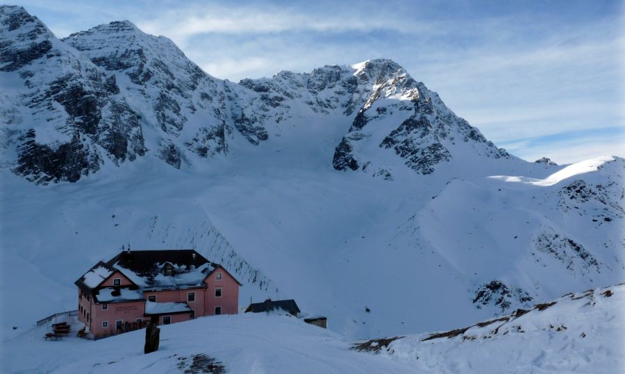 Rifugio Citteo di Milano beneath the Koenigspitze / Gran Zebru