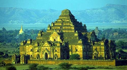 Dhammayangyi Pahto in Bagan in central Myanmar / Burma