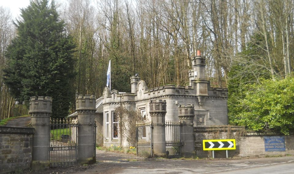 Mains lodge at entrance to Dalmoak Castle