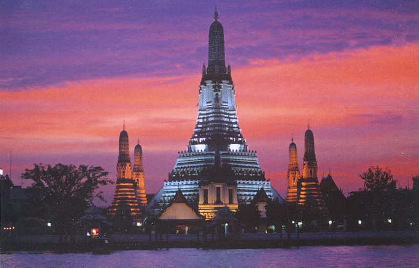 Sunset at Wat Arun, the Temple of Dawn, in Bangkok, Thailand